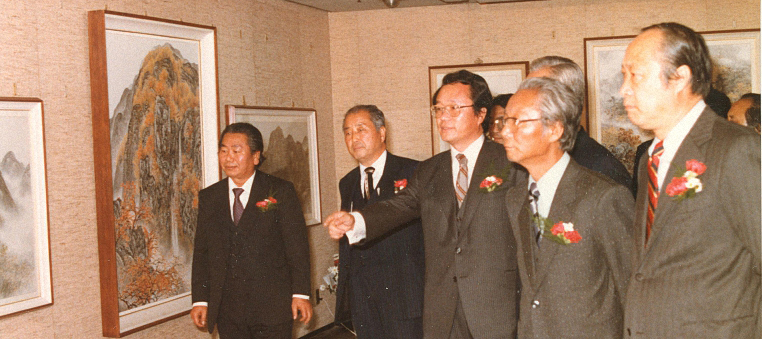1982년 전시회에서의 모습
